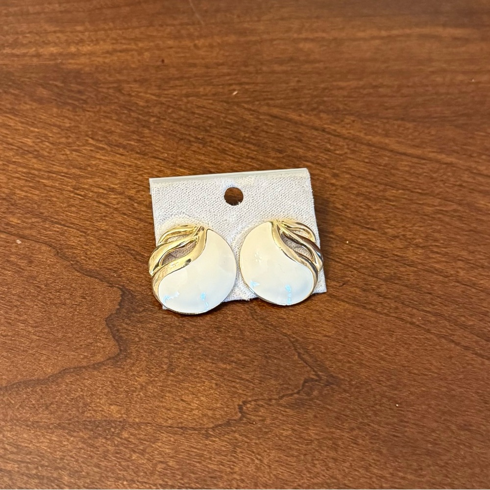 Vintage Gold-tone and White Enamel Stud Earrings Made in Taiwan, R.O.C. NWT